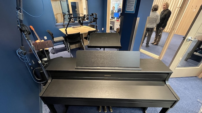 Des instruments de musique dans le studio du centre technopédagogique.