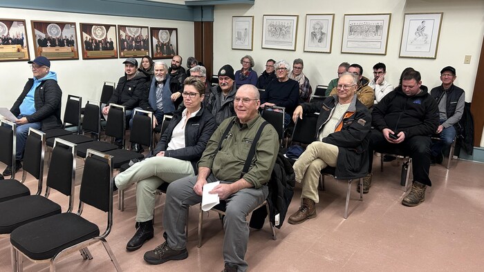 Une foule dans une salle.