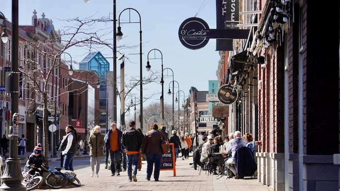 Plusieurs piétons se promène sur la rue des Forges au centre-ville de Trois-Rivières à l'arrivée des journées chaudes du printemps                        