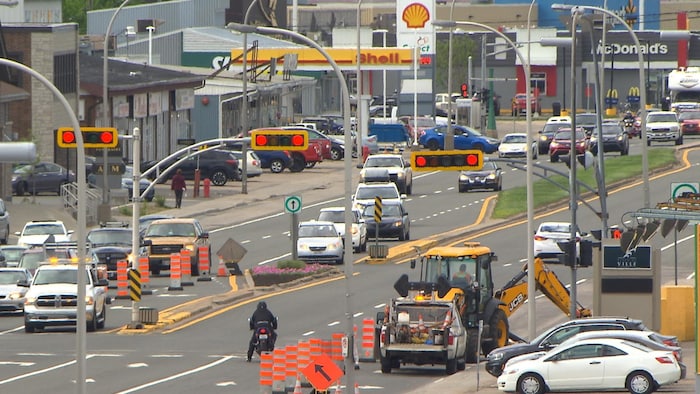 Circulation automobile au centre-ville de Sept-Îles. 
