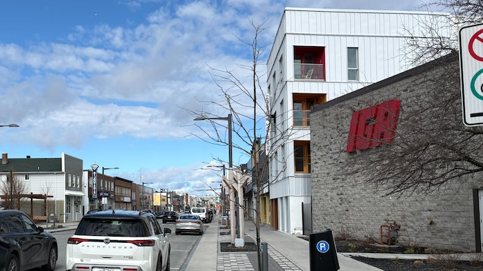 Le Château Marie-Ève est situé près d'une épicerie IGA, au centre-ville de Rouyn-Noranda.