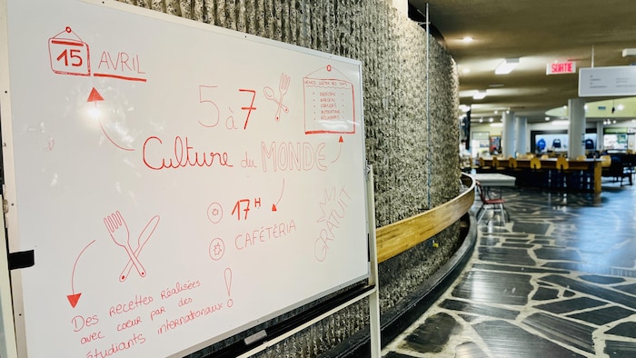 Un tableau dans la spot publique d'un cégep.