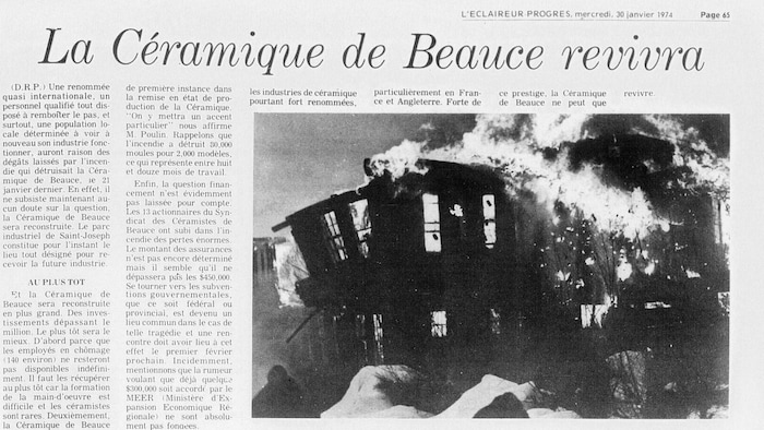 Un article de journal en noir et blanc