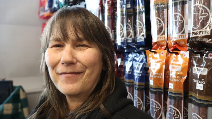 Tabatha Jourdain airs devant des saucissons.