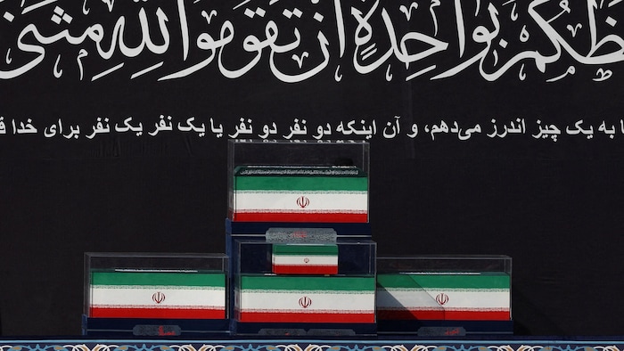 Cinq cercueils, dont un pour bébé, ornés du drapeau de l'Iran.