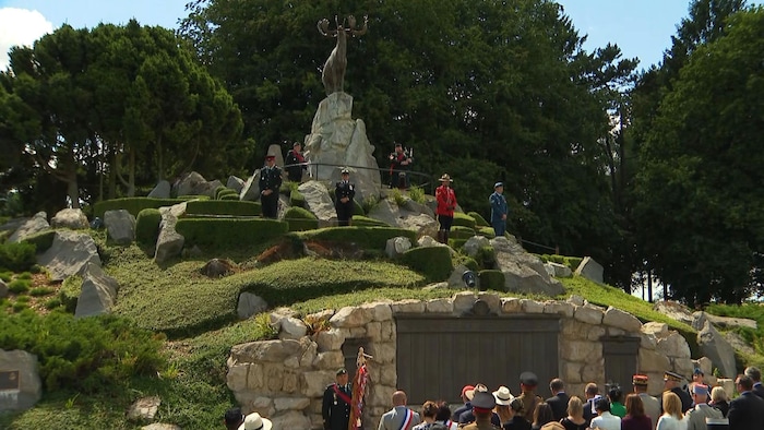 Des centaines de personnes assistent à une cérémonie au Lieu historique national de Beaumont-Hamel, en France.