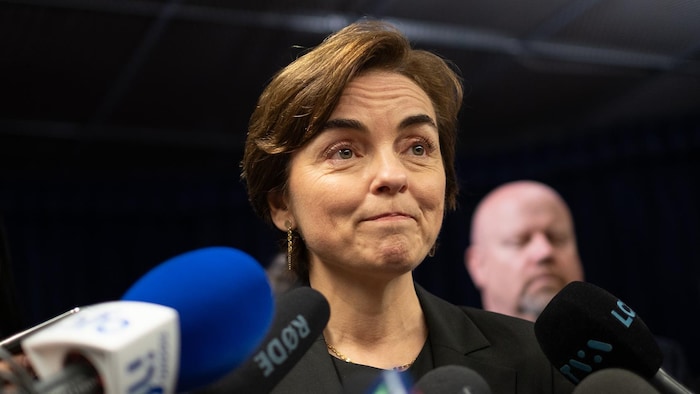 Christine Fréchette en mêlée de presse.