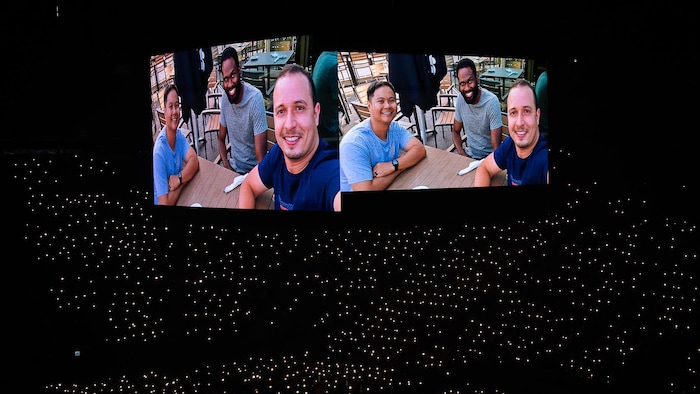 Des lumières dans les estrades du Centre Bell, plongé dans l'obscurité alors qu'une photo de Mohamed Lamine Benredouane apparaît sur l'écran géant.
