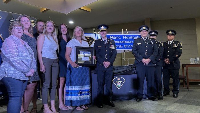 Collègues, famille et amis ont honoré le courage de l’agent provincial Hovingh.