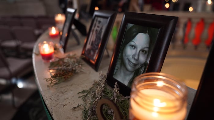 Des photos encadrées de femmes disparues et assassinées sont posées sur une table et entourées de chandelles, en vue d'une cérémonie au Palais législatif tenue en 2019.