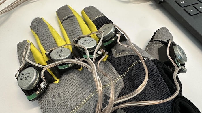 Un gants avec des capteurs.