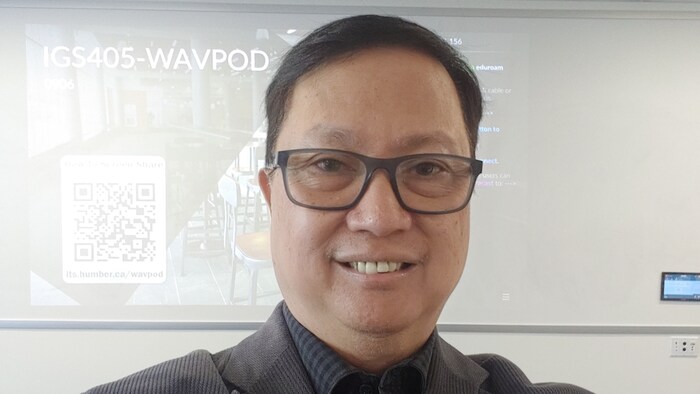 Close-up na kuha ni Cesar Polvorosa Jr. na nakasalamin.
