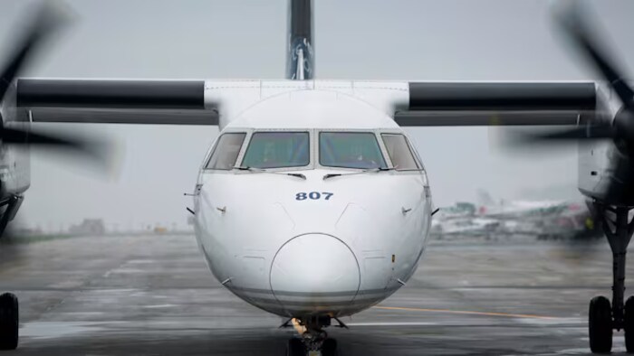 Un avion dépose les pneus sur une piste.