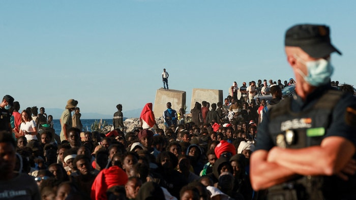 Des migrants se trouvent sur une plage de Ceuta, l'enclave espagnole située en Afrique du Nord, le 3 août 2026.