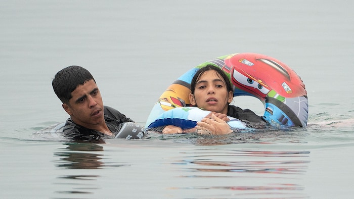 Des migrants contournent à la nage la barrière frontalière avec le Maroc pour pénétrer dans l'enclave espagnole de Ceuta, en Afrique du Nord, le 31 juillet 2026.