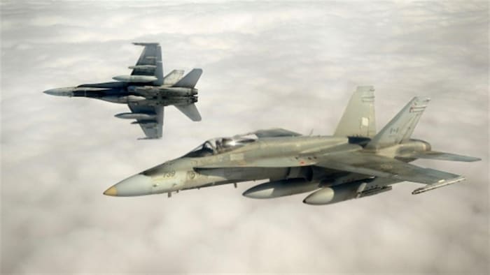 Aviones de combate CF-18 en pleno vuelo.