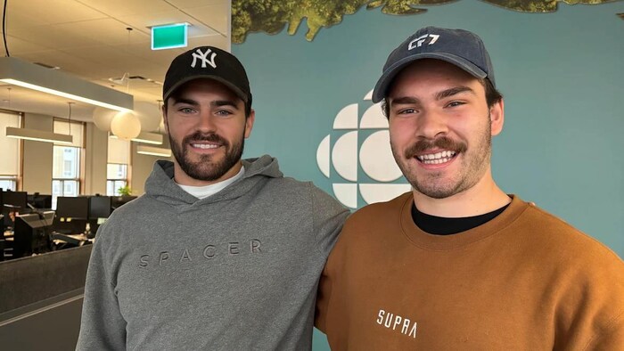 Alex Vigneault et Tommy Jodoin dans les bureaux de Radio-Canada à Sept-Îles