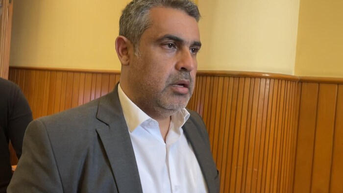 Un homme en train de parler.