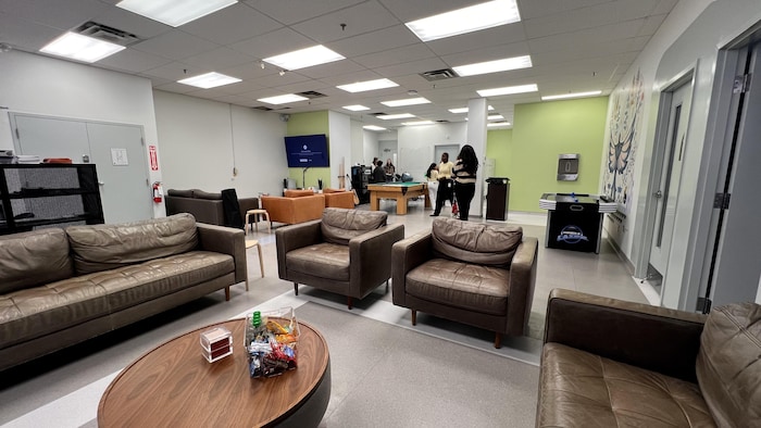 Des chaises et canapés du Carrefour du bien-être pour les jeunes du Grand Sudbury.