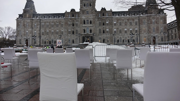 1000 chaises vides devant le Parlement.