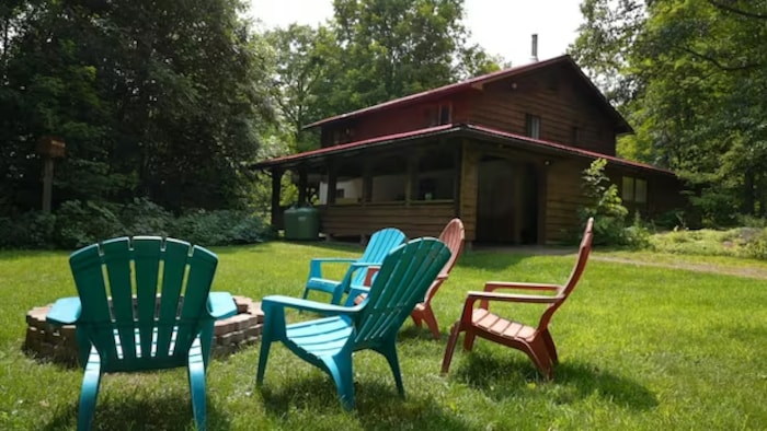 Des chaises dans le jardin d’un chalet.