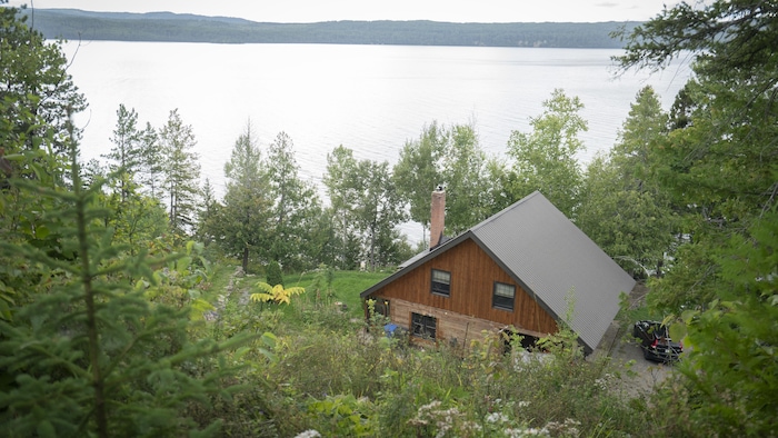 Un chalet cossu au Témiscamingue.