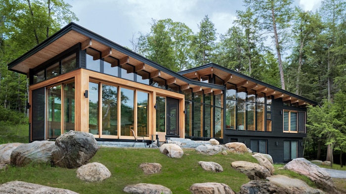 Le chalet entouré d'arbres dans la région de Muskoka.