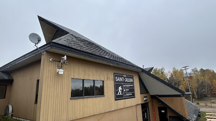 Un chalet de ski de fond au Parc du Mont-Sainte-Anne à l’automne.