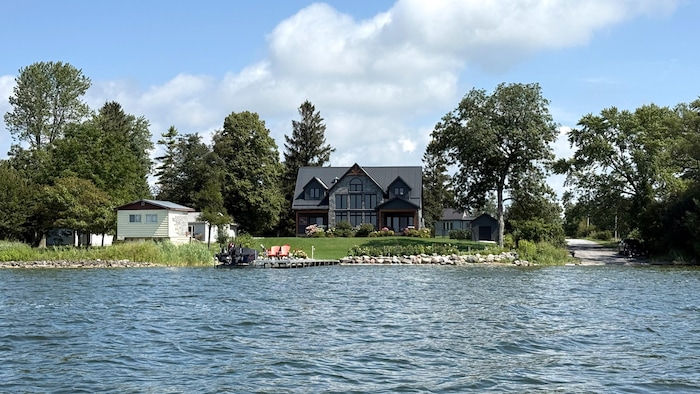 Un chalet de luxe sur les berges de baie de Wellers.
