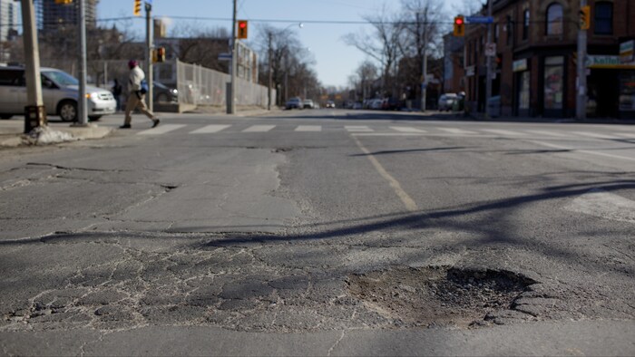 Un nid-de-poule sur une route à Toronto.