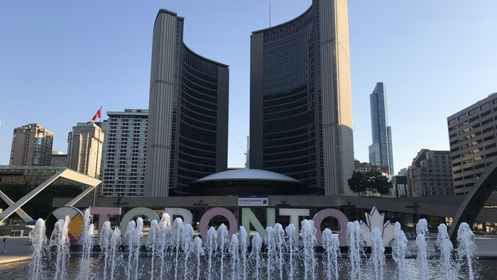 Hôtel de Ville de Toronto, la fontaine devant avec écrit en grosses lettres derrière les jets d'eau : TORONTO