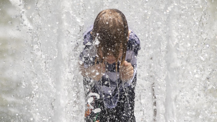 Un enfant joue dans l'eau à Toronto