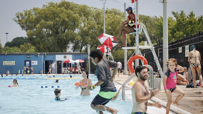 Des baigneurs profitent de la piscine extérieure Sunnyside Gus Ryder, sur les rives du lac Ontario à Toronto, pendant une vague de chaleur.
