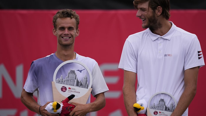 Le champion Luca Van Assche aux côtés du finaliste Stefanos Sakellaridis.