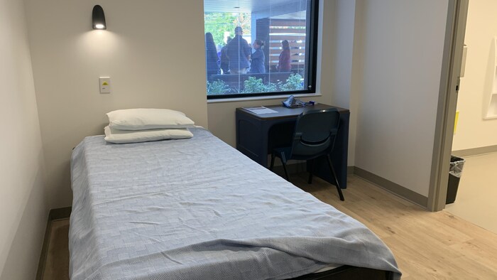 Un lit et un bureau dans une chambre.