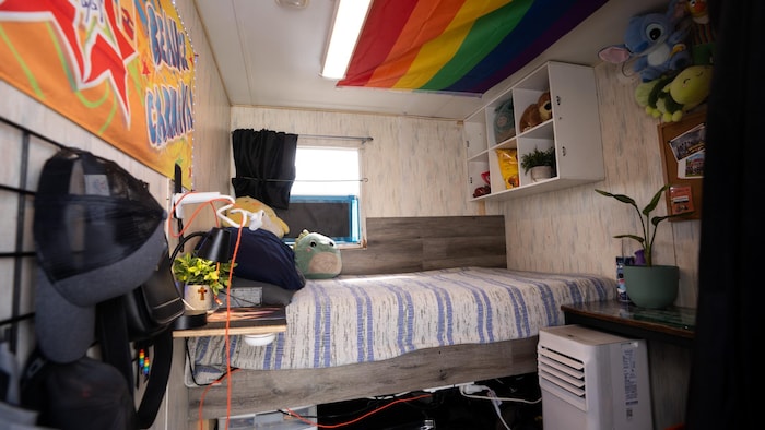 Une petite chambre.