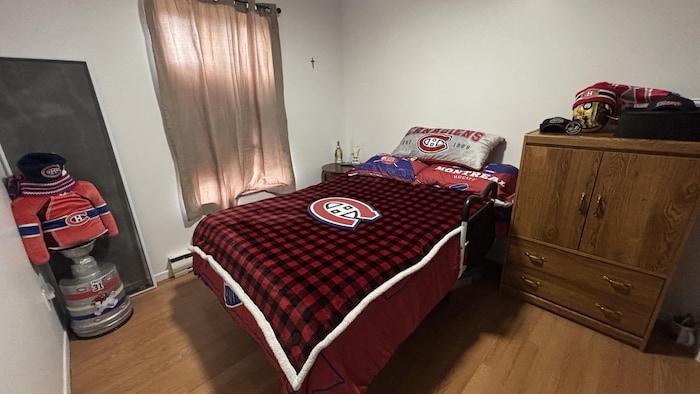 Une chambre à coucher décorée des couleurs du Canadien de Montréal.