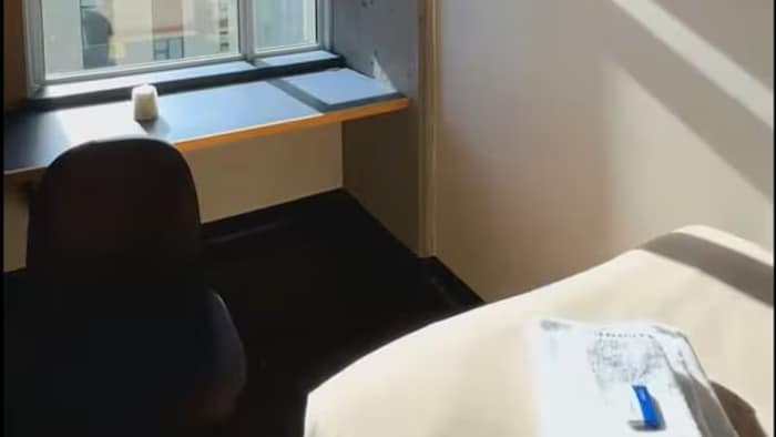 Une chambre d'hôtel avec vue sur une rue.