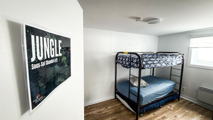 Un lit superposé dans une chambre.