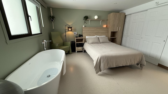 Une chambre avec lit et baignoire.  