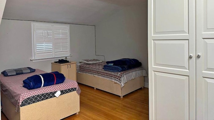 Deux lits dans une chambre.