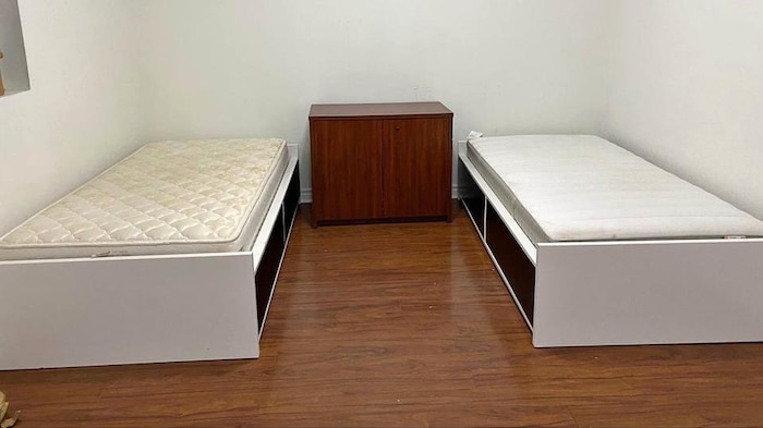Deux lits dans une chambre.