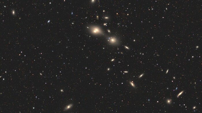 Des dizaines de points lumineux de grandeurs et de luminosités variées sur un fond opaque, dont deux en particulier qui semblent plus grosses et plus brillantes.