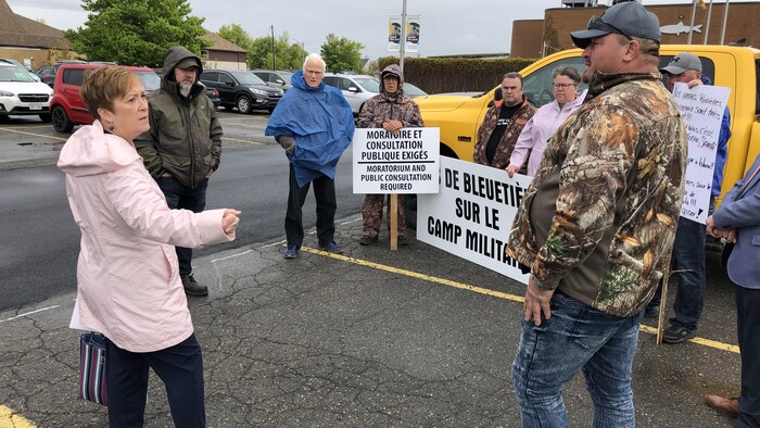 La ministre Margaret Johnson discute avec des manifestants.
