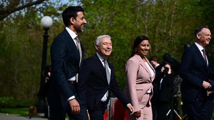Francois-Philippe Champagne, David McGuinty et deux autres élus libéraux arrivent à Rideau Hall.