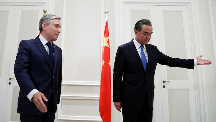 وزير الخارجية الكندي فرانسوا فيليب شامبان (إلى اليسار) ونظيره الصيني وانغ يي خلال لقاء في العاصمة الإيطالية روما في 25 آب (أغسطس) 2020.