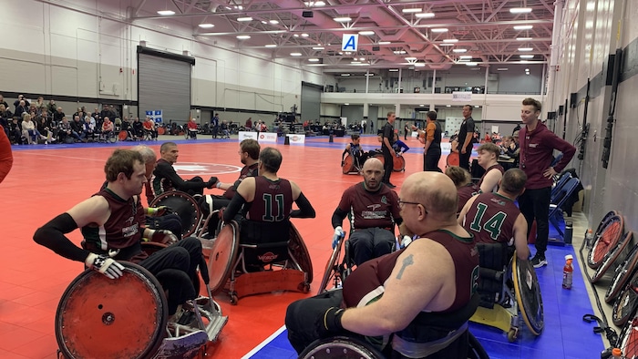 L'équipe du Nouveau-Brunswick se prépare pour son match de rugby en fauteuil roulant.