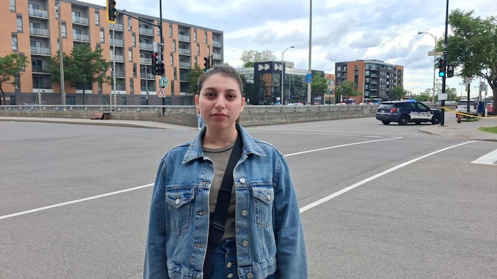 L'enseignante devant le périmètre policier.