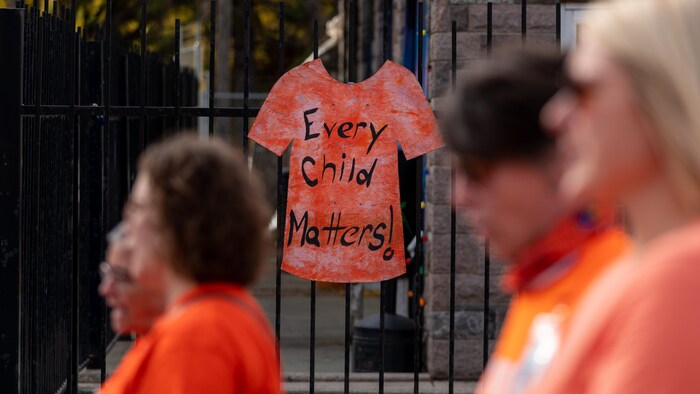 Un chandail orange sur lequel est écrit « Every Child Matters » (Chaque enfant compte) lors d'une marche à Saskatoon, en Saskatchewan, le 30 septembre 2022.