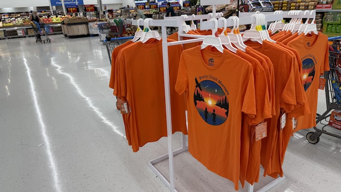 Des chandails orange à l'intérieur d'un magasin Walmart